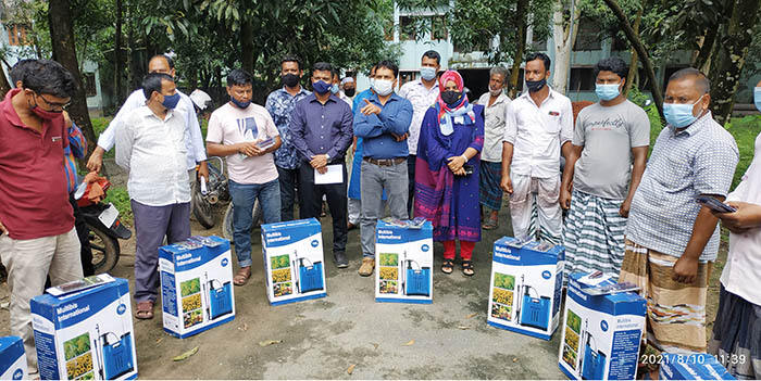 সাপাহারে কৃষকের মাঝে কৃষি উপকরণ বিতরণ