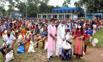 বগুড়ার শিবগঞ্জে সহস্রাধিক শ্রমিক পরিবার পেলো প্রধানমন্ত্রীর খাদ্য সহায়তা 
