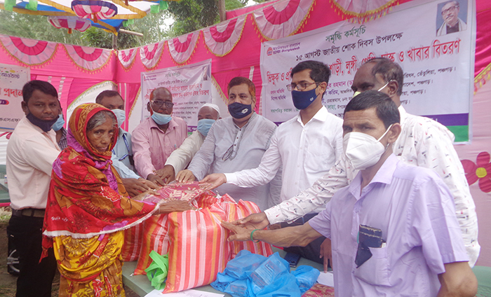 তেঁতুলিয়ায় প্রতিবন্ধী ও ভিক্ষুকদের মাঝে শাড়ি-লুঙ্গি ও খাবার বিতরণ