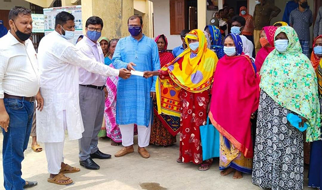 বিরামপুরে বৃক্ষ রোপনের চেক পেয়ে উপকারভোগীরা খুশি