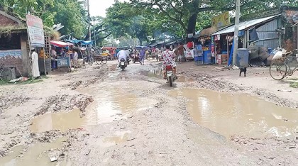 পোরশায় উপজেলা সদরে প্রবেশের সড়কটি বেহাল দশায়