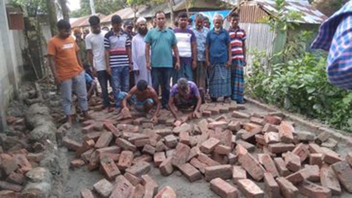 শিবগঞ্জের 'ময়দানহাট্টায় স্বর্ণ গ্রাম প্রজেক্ট' বাস্তবায়নে কাজ করছে এলাকাবাসী