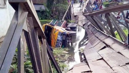 বরিশাল-বানারীপাড়া সড়কে ব্রিজ ভেঙ্গে পাথরবোঝাই ট্রাক খালে