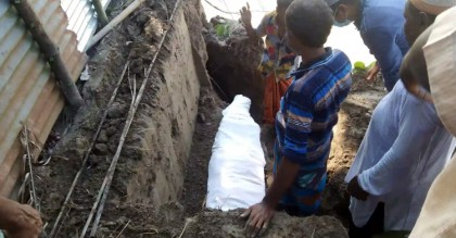 দাফনের সাড়ে চার মাস পরও অক্ষত নারীর মরদেহ
