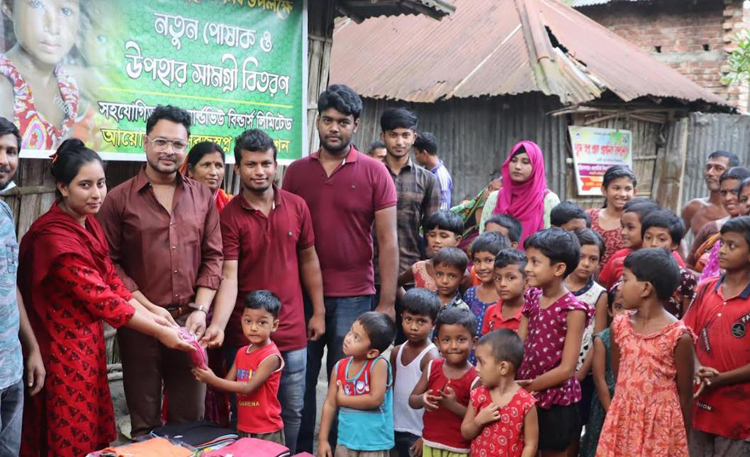 বগুড়ায় শারদীয় দূর্গাপূজা উপলক্ষে শিশুদের মাঝে পোশাক বিতরণ