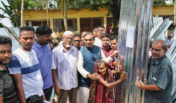 সারিয়াকান্দিতে ৩৪ পরিবারকে ২ বান্ডিল করে ঢেউটিন  প্রদান