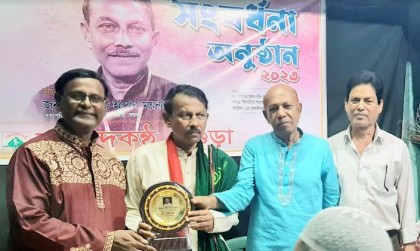 বগুড়ায় গ্রাম থিয়েটারের সাধারণ সম্পাদক ময়নাকে সংবর্ধনা প্রদান 

