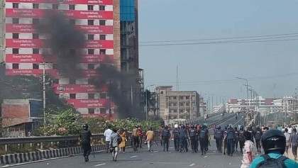 গাজীপুরে শ্রমিকদের বিক্ষোভ, দুই বাসে আগুন
