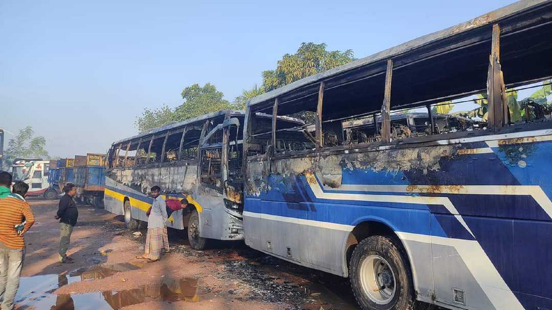 নাটোরে দাঁড়িয়ে থাকা ৩ বাসে আগুন
