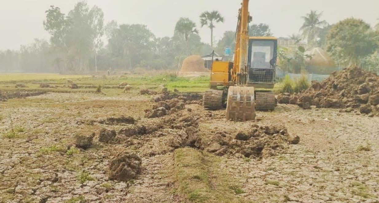 নন্দীগ্রামে তিন ফসলি জমিতে চলছে পুকুর খনন
