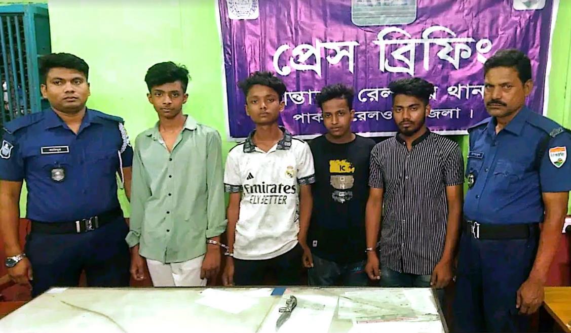 আদমদীঘিতে প্লাটফর্মে যাত্রীর পেটে চাকু ধরে ছিনতাই গ্রেফতার ৪
