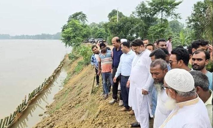 আত্রাই ও গুড় নদীর ঝুঁকিপূর্ন এলাকা পরিদর্শন করলেন এমপি সুমন
