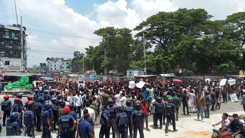 বগুড়ায় পুলিশের সাথে আন্দোলনকারীদের দফায় দফায় সংঘর্ষ চলছে