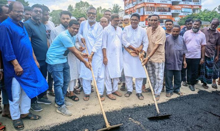 আদমদীঘি-ছাতিয়ানগ্রাম সড়ক প্রশস্তকরণ কার্পেটিং কাজের উদ্বোধন  
