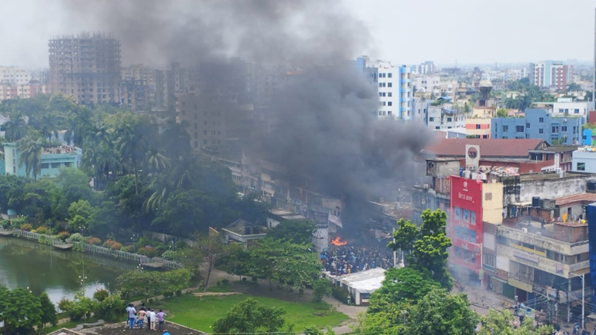 খুলনায় আওয়ামী লীগ কার্যালয়ে আগুন, হামলা
