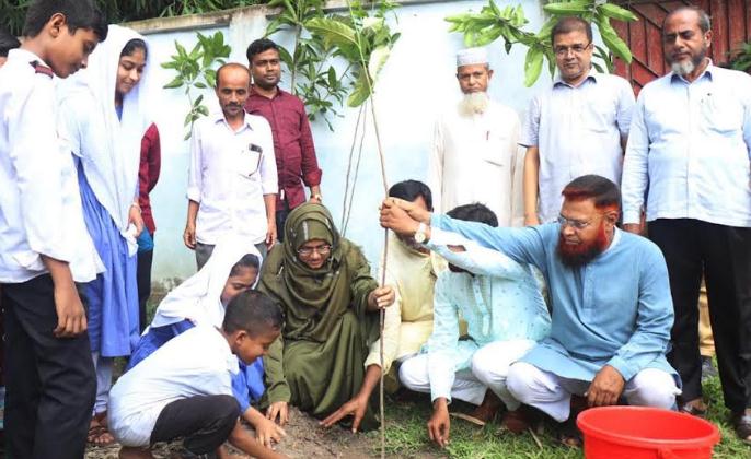 কাহালুর আঘোর মালঞ্চা উচ্চ বিদ্যালয়ে বৃক্ষ রোপন করলেন ইউএনও
