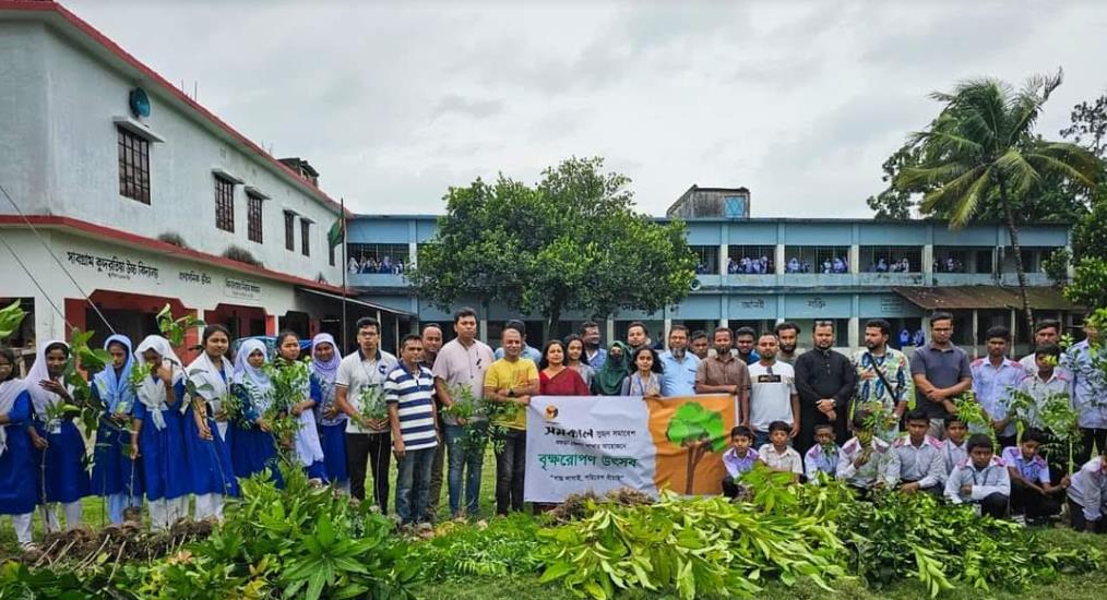 বগুড়ায় সমকাল সুহৃদ সমাবেশের বৃক্ষরোপ
