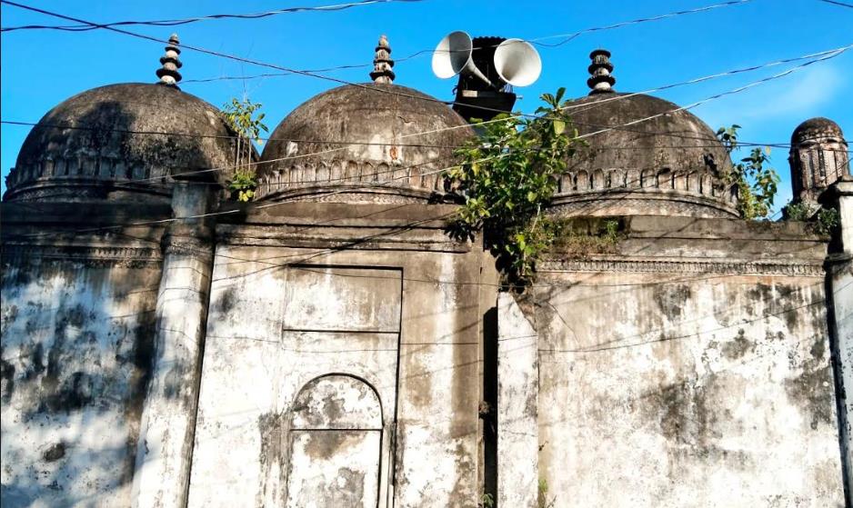 ৪শ’ বছরের পুরনো সভ্যতার ঐতিহাসিক নিদর্শন আত্রাইয়ের তিন গুম্বুজ মসজিদ-মঠ

