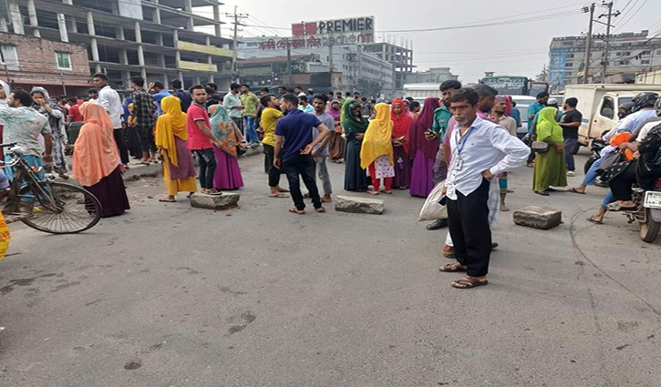 বকেয়া বেতনের দাবি শ্রমিকদের, ঢাকা-ময়মনসিংহ মহাসড়ক অবরোধ
