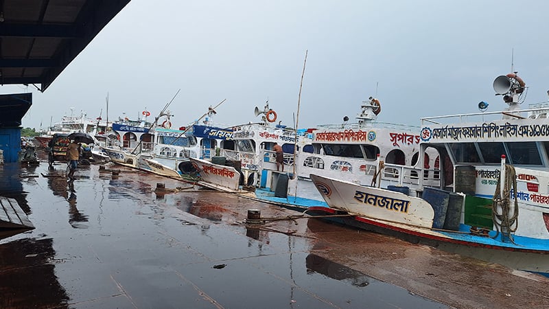 ঘূর্ণিঝড় ‘দানা’: বরিশালে অভ্যন্তরীণ রুটে লঞ্চ চলাচল বন্ধ
