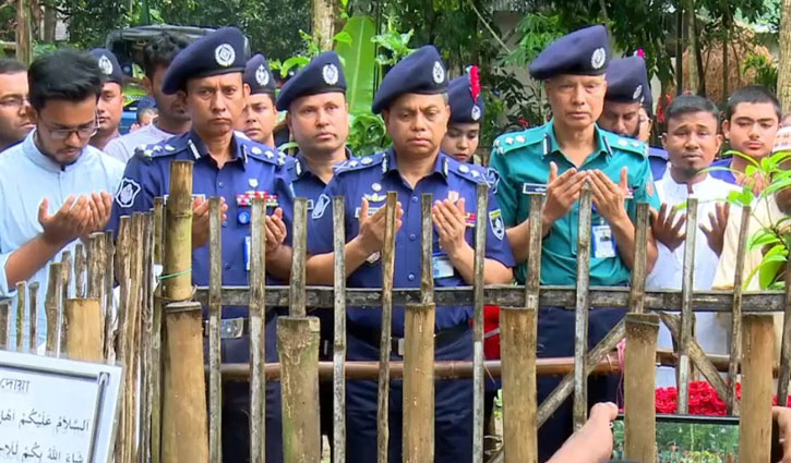 আবু সাঈদের কবর জিয়ারত করলেন আইজিপি
