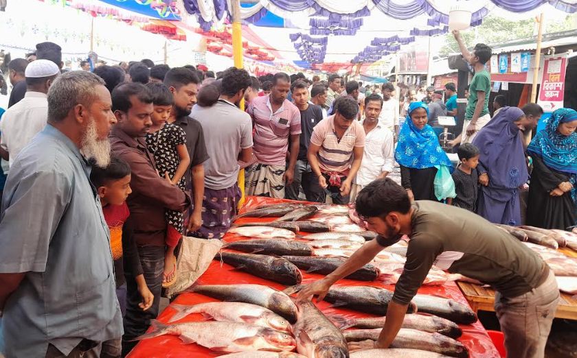 নন্দীগ্রামে নবান্নে মাছের মেলা 

