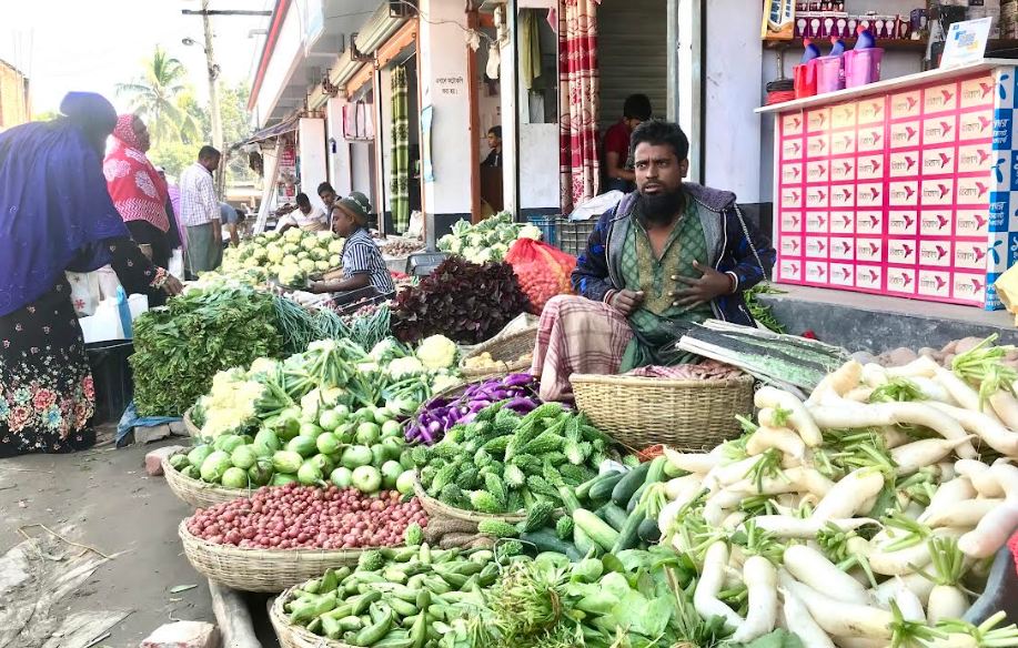 ভরা মৌসুমেও চড়া আত্রাইয়ের সবজির বাজার
