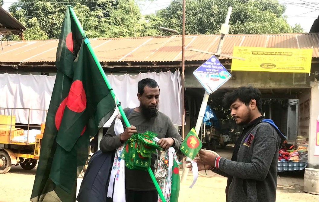 আত্রাইয়ে বিজয়ের নিশান হাতে লাল সবুজের ফেরিওয়ালা
