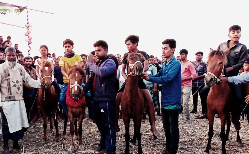 পার্বতীপুরে ঘোড় দৌড় প্রতিযোগিতা
