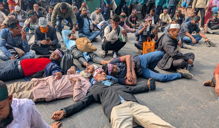 শাহবাগ মোড়ে ‘ব্লকেড’ কর্মসূচি সাবেক বিডিআর সদস্যদের
