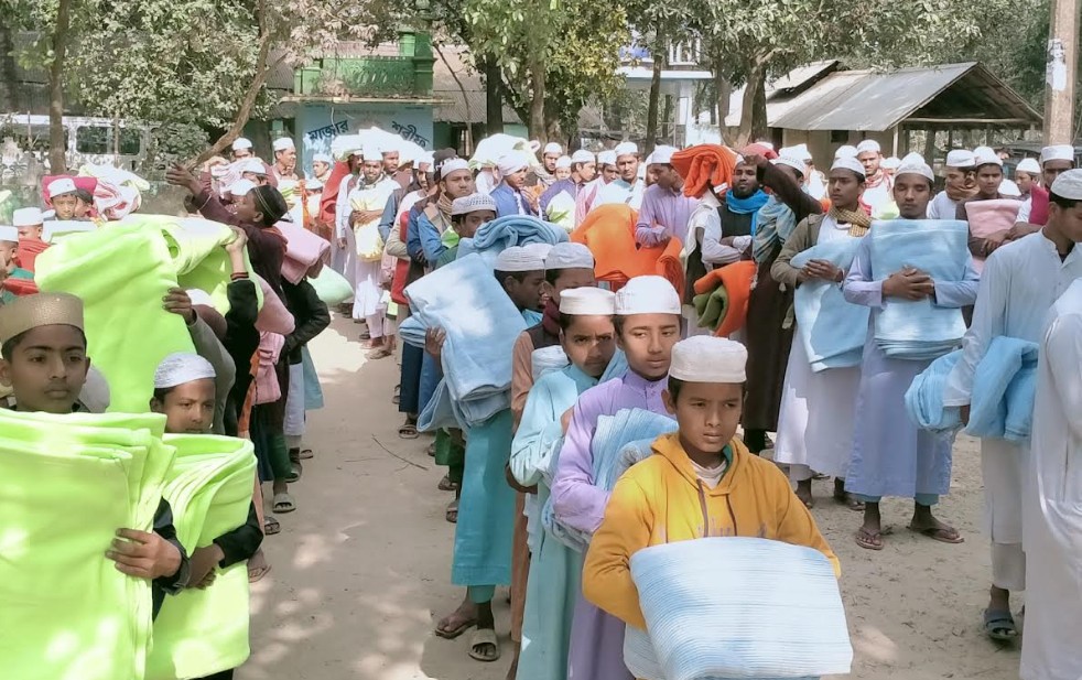 শাহ্ জালাল ইসলামী ব্যাংক পিএলসি সৈয়দপুর শাখার উদ্যোগে শীতবস্ত্র বিতরণ
